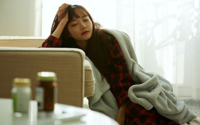 毛布を掛けて寝込む女性