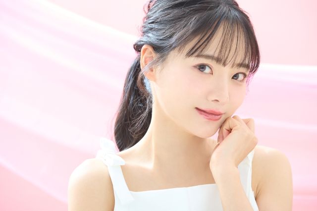 顎に手を当てる女性